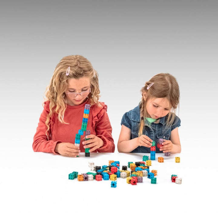 Lot de 100 cubes encastrables colorés en bois Re-Wood® (2cm) - Eveil Montessori Maroc