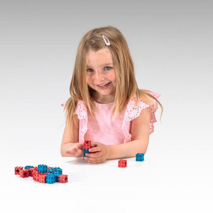 Lot de 100 cubes encastrables en bois rouge et bleu Re-Wood® (2cm) - Eveil Montessori Maroc