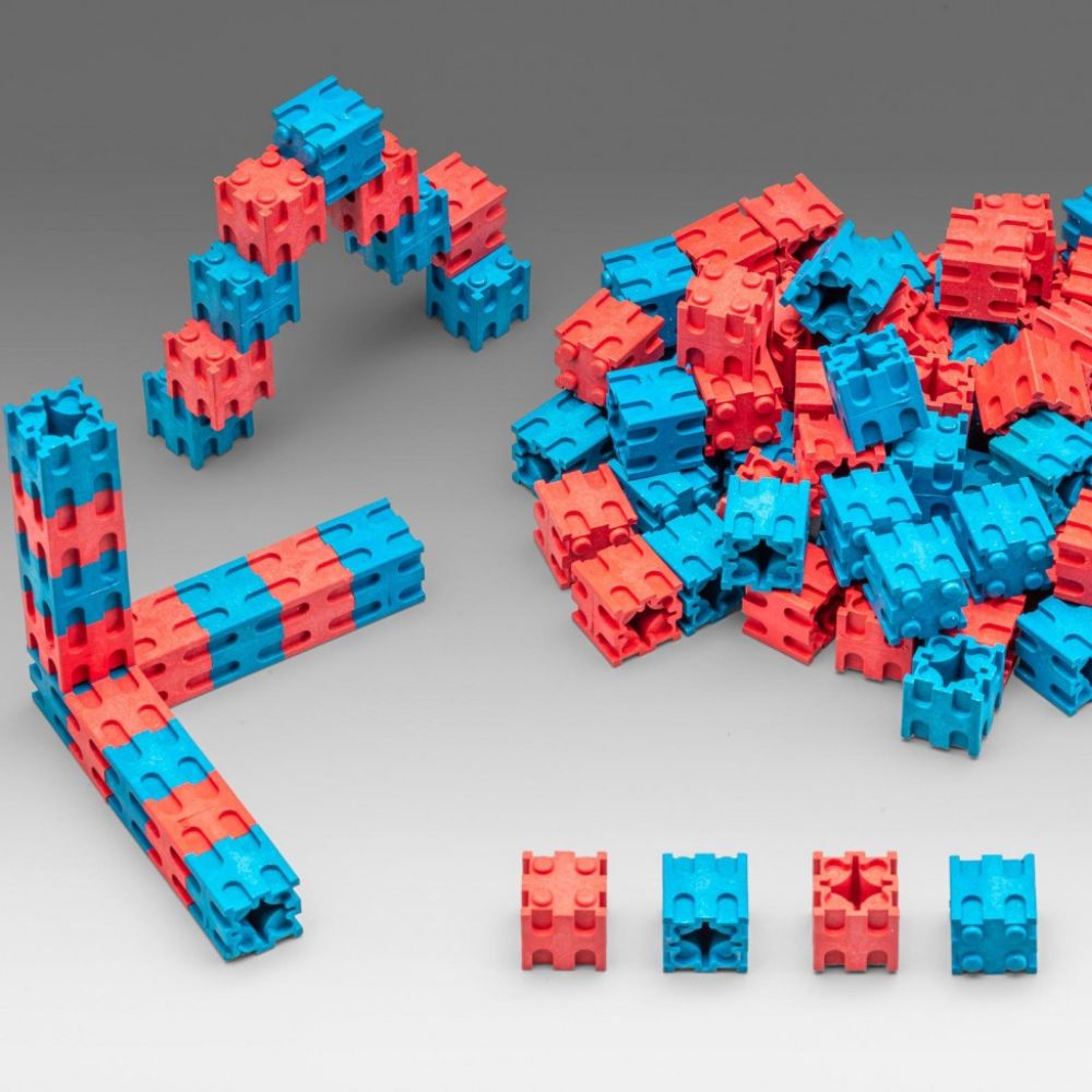 Lot de 100 cubes encastrables en bois rouge et bleu Re-Wood® (2cm) - Eveil Montessori Maroc