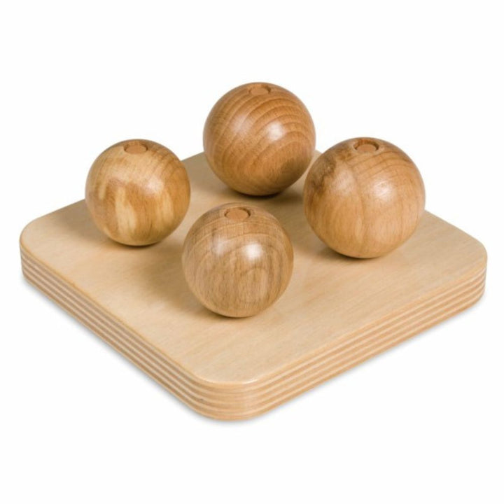 Quatre boules en bois sur tige verticale | Eveil Montessori Maroc