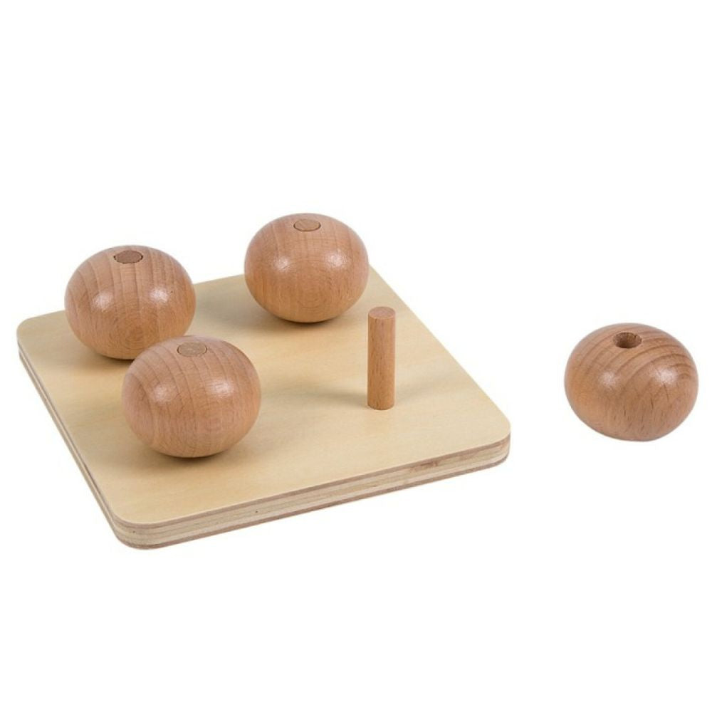 Quatre ellipsoïdes en bois sur tige verticale - Eveil Montessori Maroc