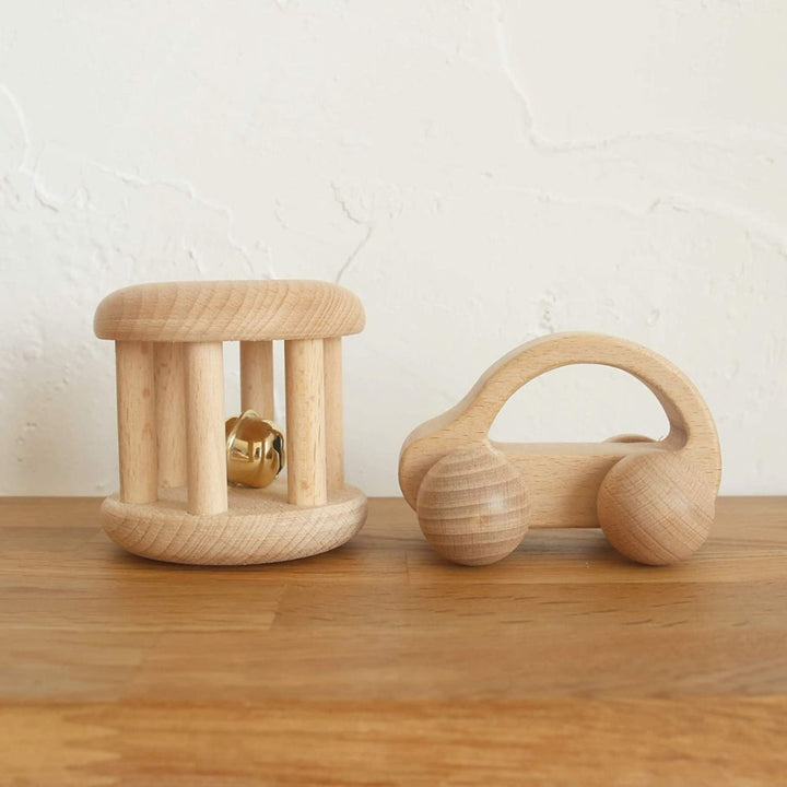 Hochet en bois hêtre en forme de voiture - Eveil Montessori Maroc