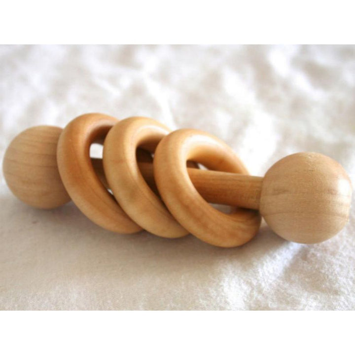 Hochet tige avec 3 anneaux en bois - Eveil Montessori Maroc