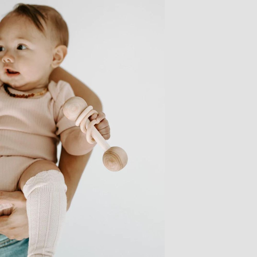 Hochet tige avec 3 anneaux en bois - Eveil Montessori Maroc